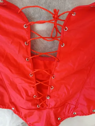 Body rosso con lacci