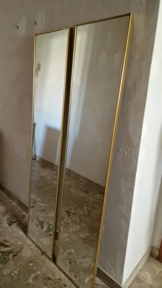 Coppia Specchi da Parete Verticali con Cornice Oro