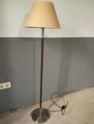 Lámpara de pie acero y polipiel marrón