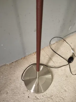 Lámpara de pie acero y polipiel marrón