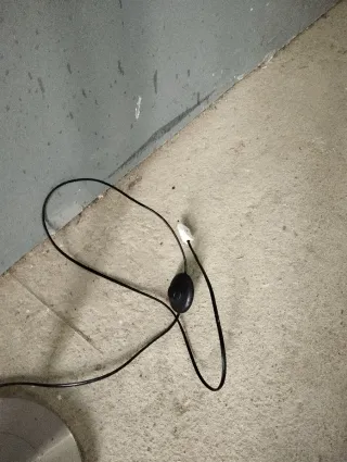 Lámpara de pie acero y polipiel marrón