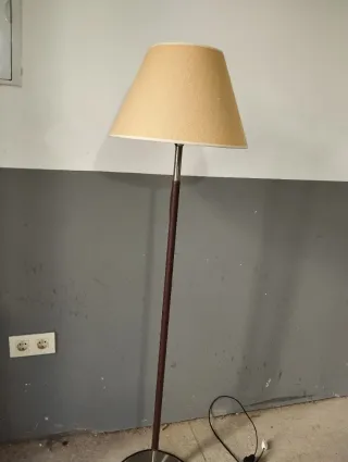 Lámpara de pie acero y polipiel marrón