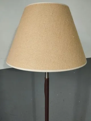 Lámpara de pie acero y polipiel marrón