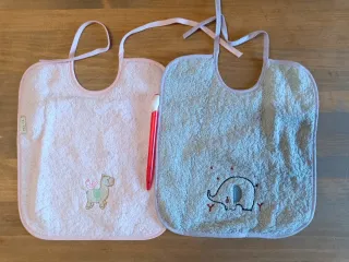 Baberos con plástico/Pitets amb plàstic