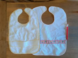 Baberos con plástico/Pitets amb plàstic