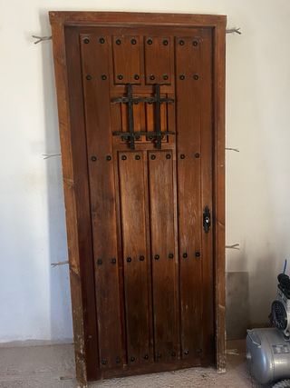 Puerta rústica de madera con reja