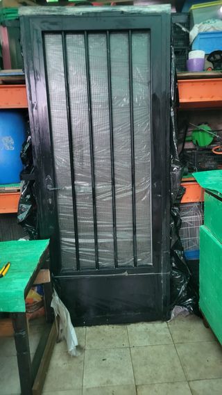 Puerta de hierro con rejas