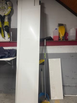 18 Escuadras metálicas blancas y 4 tablones 2.5mt