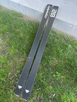 Esquís de montaña Dynafit con fijaciones y pieles