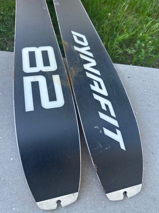 Esquís de montaña Dynafit con fijaciones y pieles