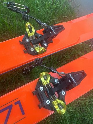 Esquís de montaña Dynafit con fijaciones y pieles