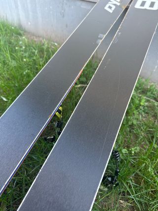 Esquís de montaña Dynafit con fijaciones y pieles