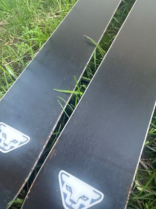 Esquís de montaña Dynafit con fijaciones y pieles