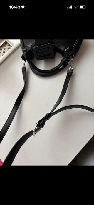 Bolso negro con hebilla