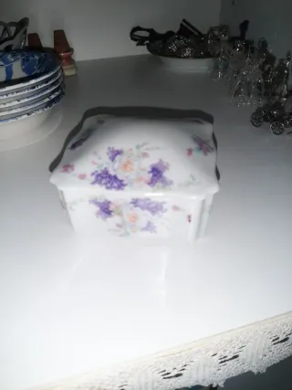 Scatolina ceramica fiori viola e bianchi