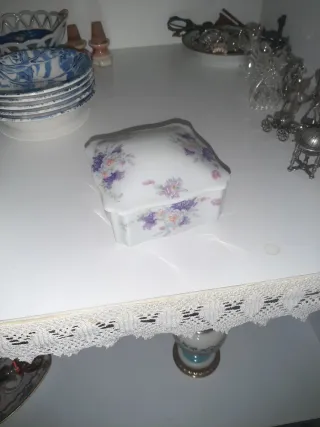 Scatolina ceramica fiori viola e bianchi