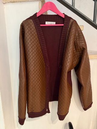 Rebeca de punto con mangas de polipiel