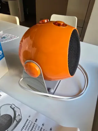 Termoventilatore ceramico arancione, stufetta.