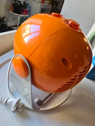 Termoventilatore ceramico arancione, stufetta.