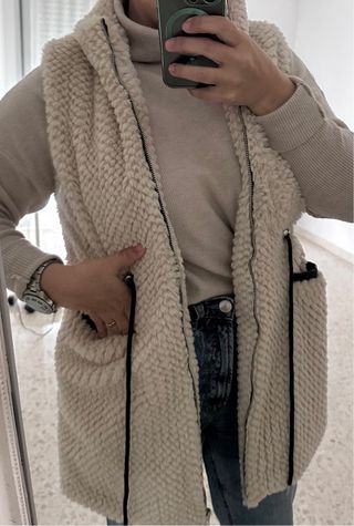 Chaleco peludo beige con cremallera