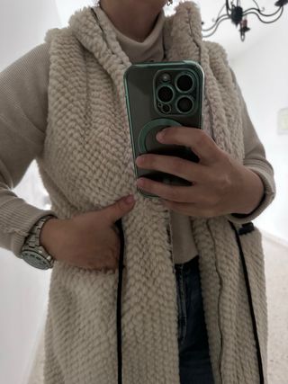 Chaleco peludo beige con cremallera
