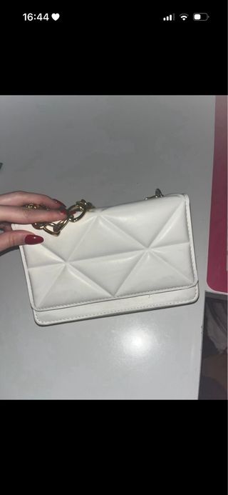Bolso blanco con cadena dorada