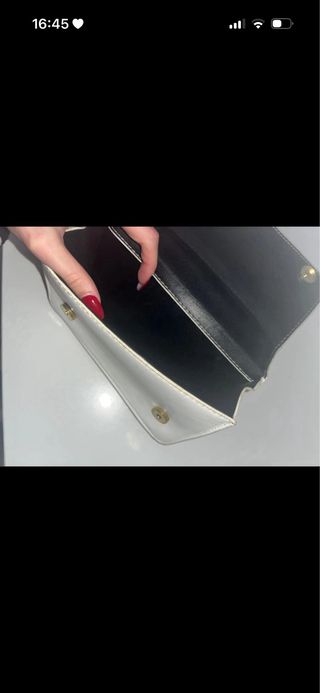 Bolso blanco con cadena dorada