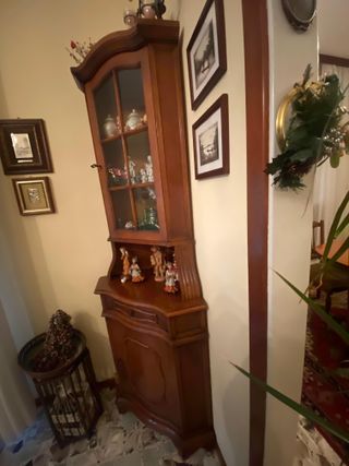 Mobile angolare in legno con vetrinetta