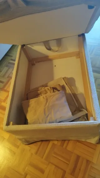 Sofá dos plazas más puff cheslone