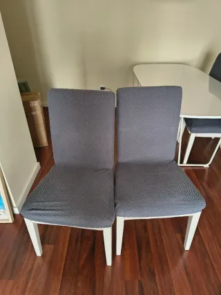 Sillas Ikea tapizadas gris y blancas