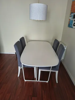 Sillas Ikea tapizadas gris y blancas