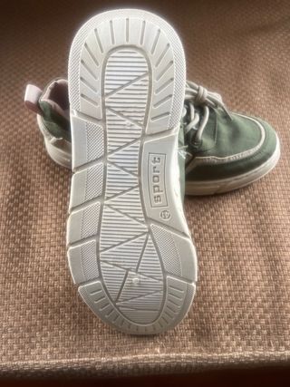 Zapatillas verdes y beige. Nuevas a estrenar.