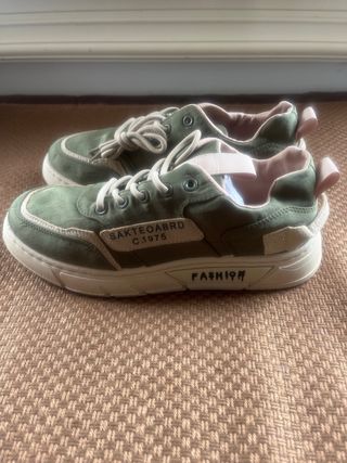 Zapatillas verdes y beige. Nuevas a estrenar.