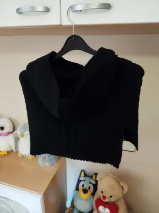 Sudadera negra cuello alto