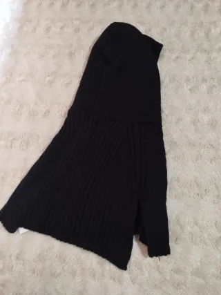 Sudadera negra cuello alto