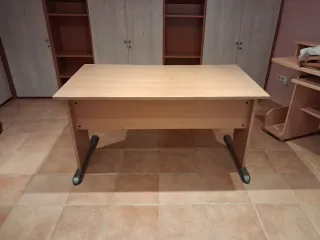 Mesa de despacho grande de madera y metal