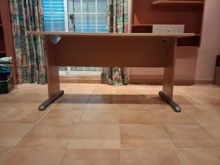 Mesa de despacho grande de madera y metal