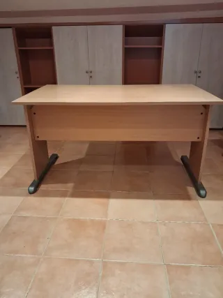 Mesa de despacho grande de madera y metal