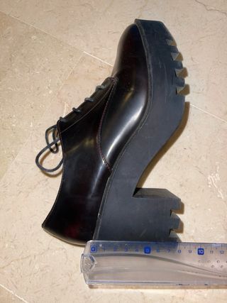 Zapatos plataforma burdeos.