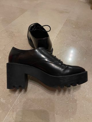 Zapatos plataforma burdeos.