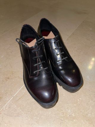 Zapatos plataforma burdeos.
