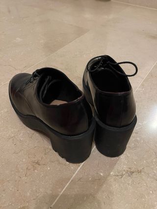 Zapatos plataforma burdeos.