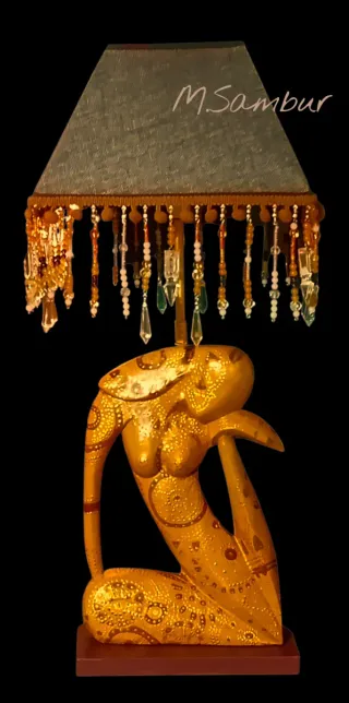 Lampada da tavolo dorata con decorazioni