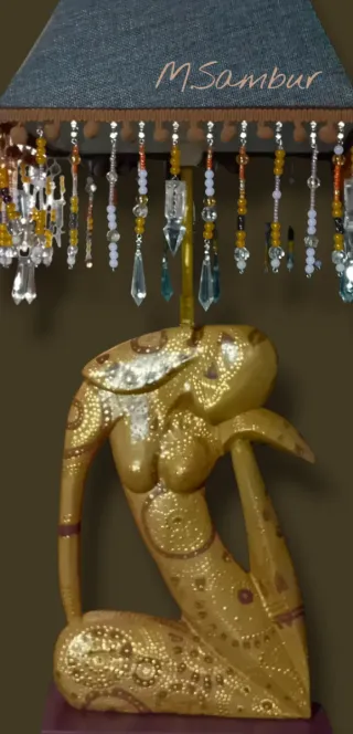 Lampada da tavolo dorata con decorazioni