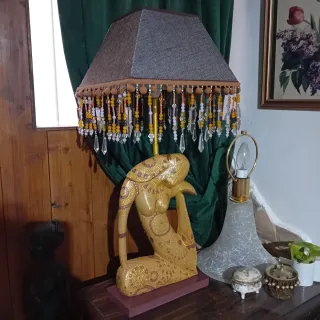 Lampada da tavolo dorata con decorazioni