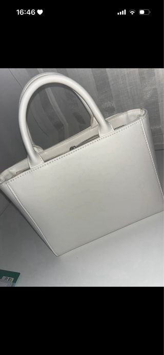 Bolso blanco con cadena
