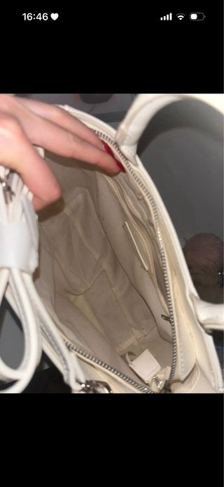 Bolso blanco con cadena