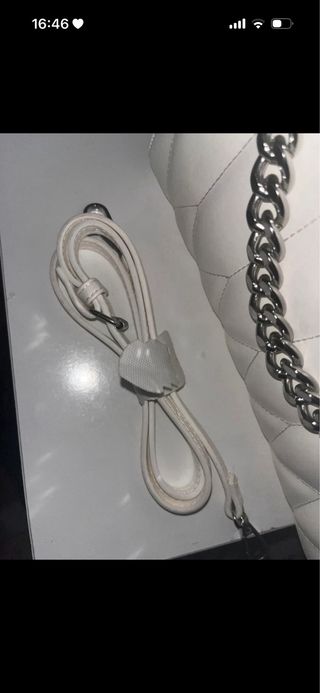 Bolso blanco con cadena