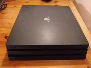 Playstation 4 Pro 1TB (FW: 12.50) + Accessori