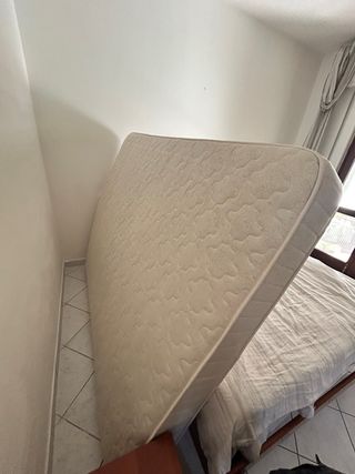 Materasso matrimoniale usato in tessuto